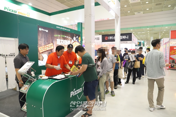 [산업VIEW]다양한 시식 이벤트 열린 ‘2023 프랜차이즈 창업박람회’ - 산업종합저널 전시회