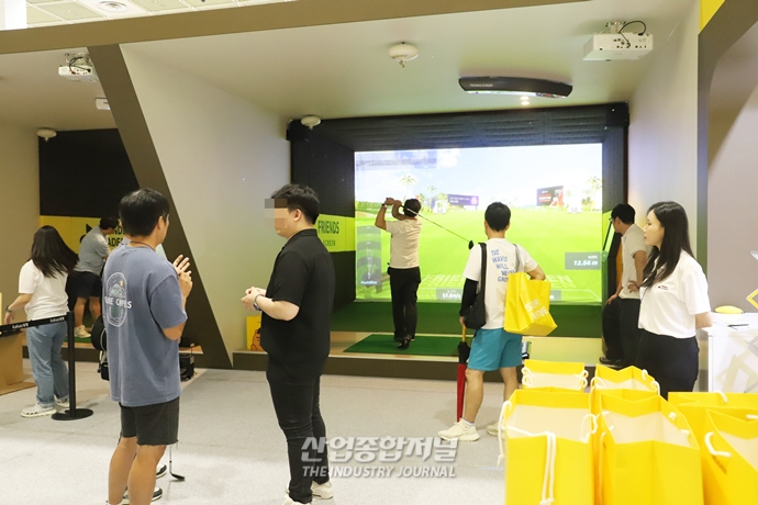 [산업VIEW]“나이스 샷!”, 스크린골프 체험하는 참관객들 - 산업종합저널 전시회