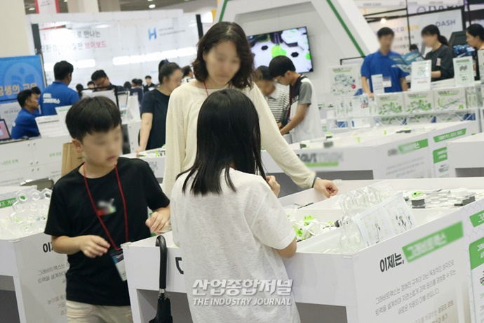 [산업VIEW] "나도 해볼래", 교육 콘텐츠 체험하는 아이들 - 산업종합저널 전시회