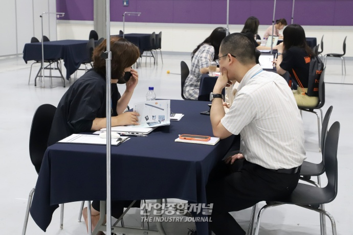 [산업VIEW] KITAS 2023에서 펼쳐진 바이어 1:1 매칭 상담 - 산업종합저널 전시회