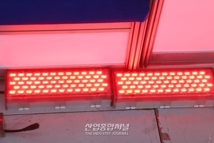 [산업VIEW]교통안전 지킴이 ‘바닥 신호등’, 이제 방수까지 가능 - 산업종합저널 전시회