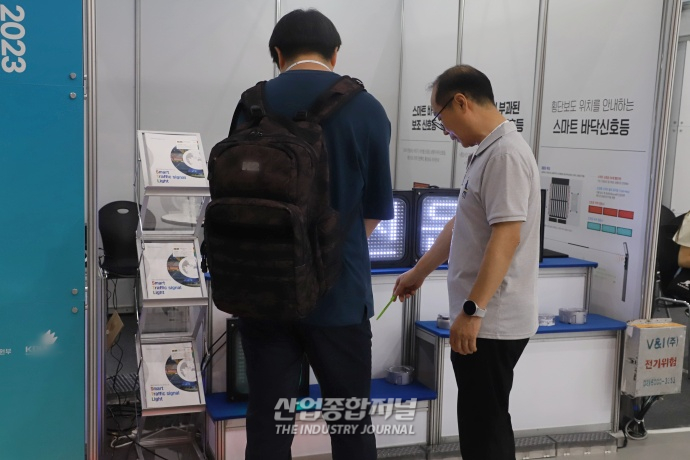 [산업VIEW]교통안전 지킴이 ‘바닥 신호등’, 이제 방수까지 가능 - 산업종합저널 전시회