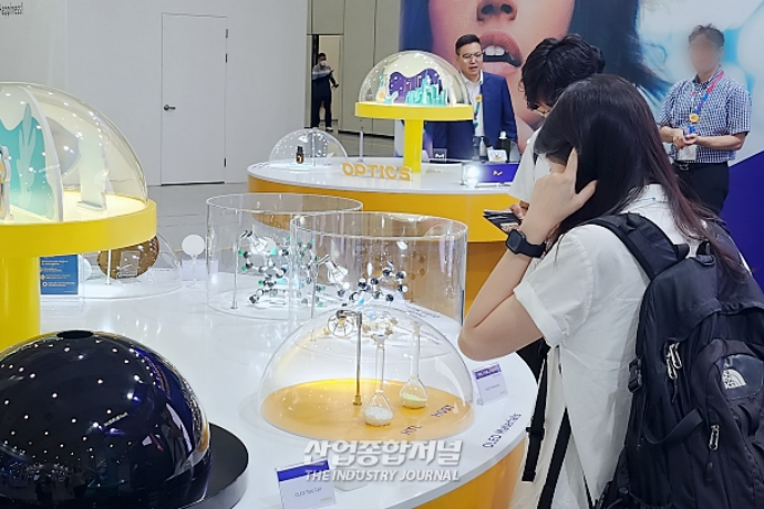 지문방지 디스플레이, 손도장 꾹 찍어 기술력 확인 - 산업종합저널 전시회