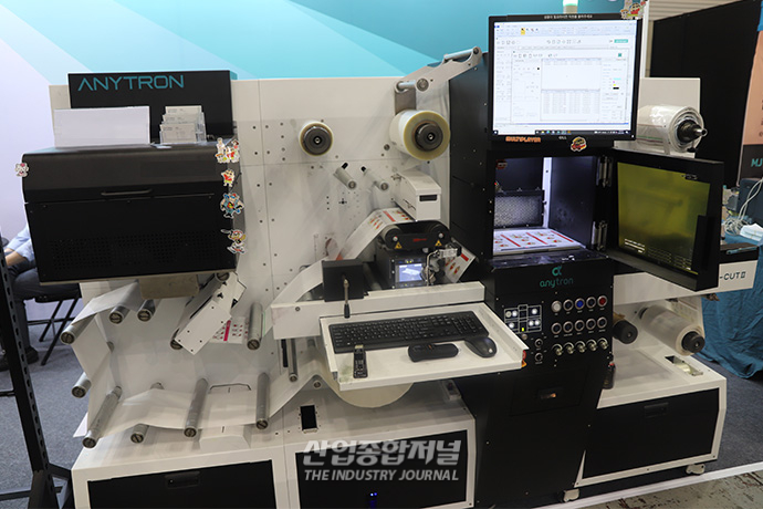 자동화 라벨기에서 출력, 코팅, 커팅, ‘한 번에’ - 산업종합저널 전시회
