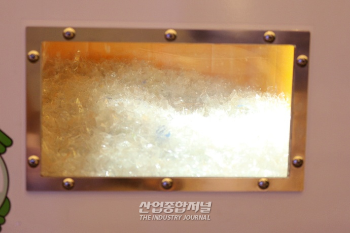 [산업VIEW] 플라스틱을 플레이크 자원으로 전환하는 분쇄 로봇 - 산업종합저널 전시회