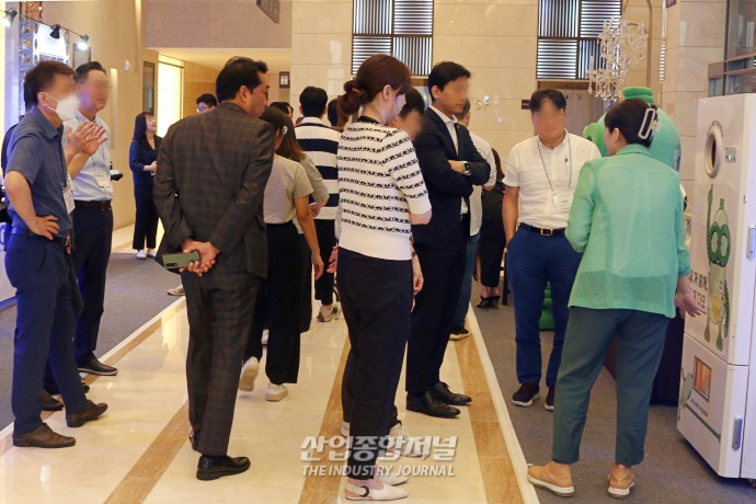 [산업VIEW] 플라스틱을 플레이크 자원으로 전환하는 분쇄 로봇 - 산업종합저널 전시회