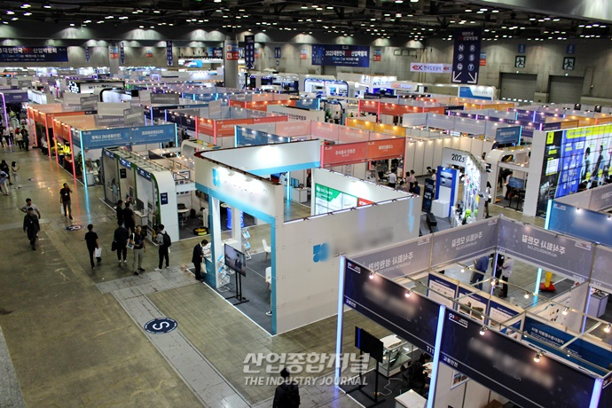 LED 조명 및 혼스피커 장착한 드론, 안전 관리 강화 - 산업종합저널 전시회