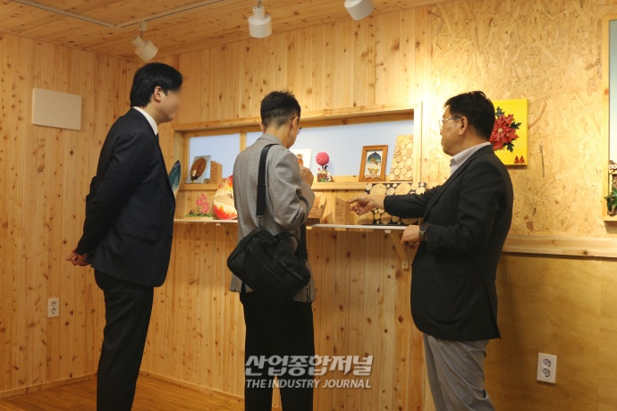 버려진 폐목재로 건축한 휴게 하우스, “20그루 나무 절약” - 산업종합저널 전시회