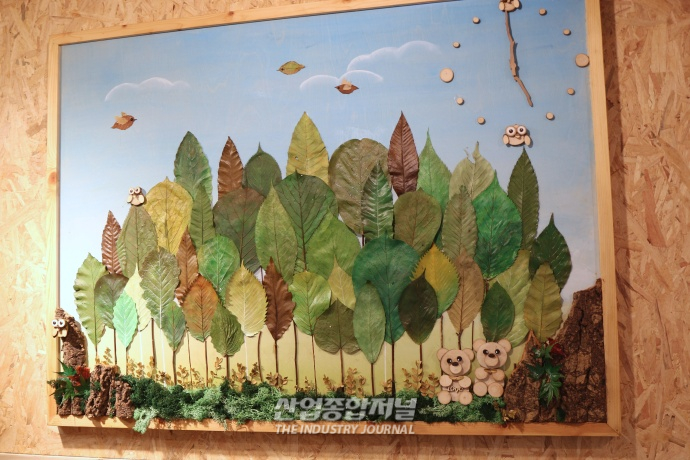 버려진 폐목재로 건축한 휴게 하우스, “20그루 나무 절약” - 산업종합저널 전시회