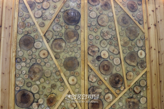 버려진 폐목재로 건축한 휴게 하우스, “20그루 나무 절약” - 산업종합저널 전시회