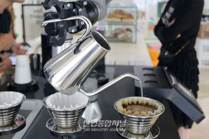 [산업VIEW] 협동로봇 손맛 더한 드립 커피, 맛은 어떨까 - 산업종합저널 전시회