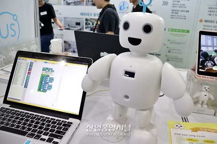 [산업VIEW]코딩한 로봇 움직여보며 AI 공부 - 산업종합저널 전시회