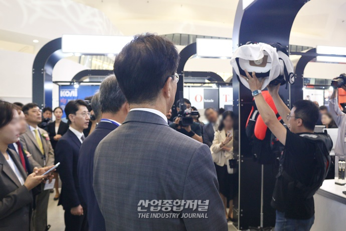 국내 기업 기술력 총집합한 '신성장제품 전시회'…“제품 확인 꼼꼼히” - 산업종합저널 전시회