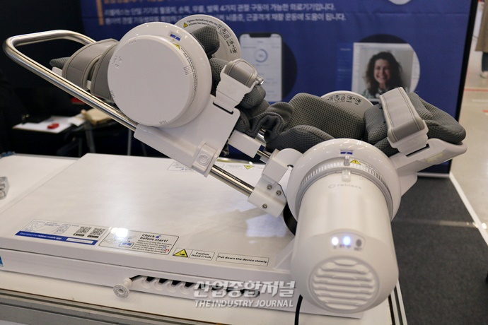 [산업 VIEW] 한 대의 재활 로봇으로 여러 신체 부위 운동 가능 - 산업종합저널 전시회