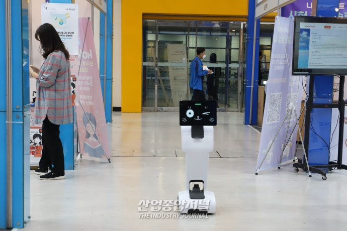 학생과 함께 이동하며 상호작용하는 교육 로봇 - 산업종합저널 전시회