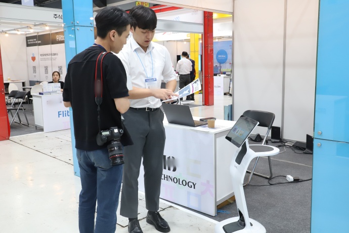 학생과 함께 이동하며 상호작용하는 교육 로봇 - 산업종합저널 전시회