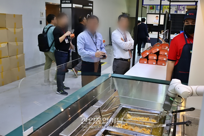[움짤뉴스]'혼자서 2인 몫' 해내는 로봇셰프 - 산업종합저널 전시회
