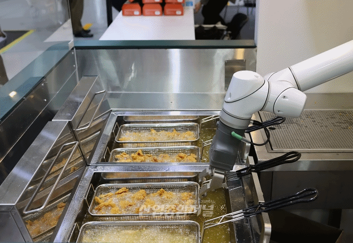 [움짤뉴스]'혼자서 2인 몫' 해내는 로봇셰프 - 산업종합저널 전시회