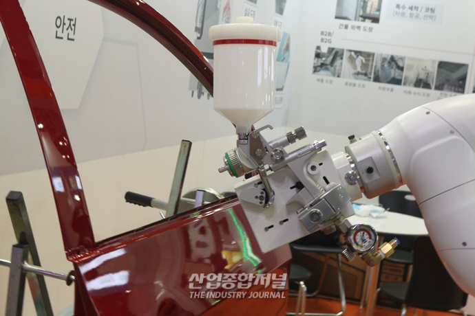 [ROBOT WORLD] 자동차 도색 작업 대신하는 페인트 로봇 - 산업종합저널 전시회