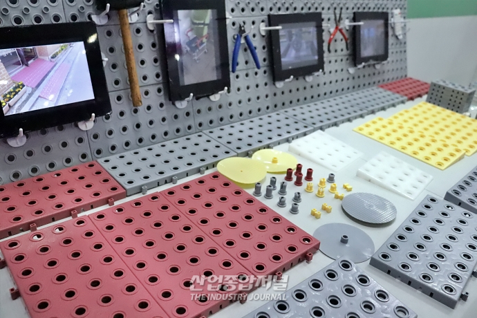 [ROBOT WORLD] 레고형 경사로로 로봇·휠체어 이동 편의성↑ - 산업종합저널 전시회