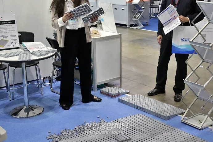 [ROBOT WORLD] 레고형 경사로로 로봇·휠체어 이동 편의성↑ - 산업종합저널 전시회