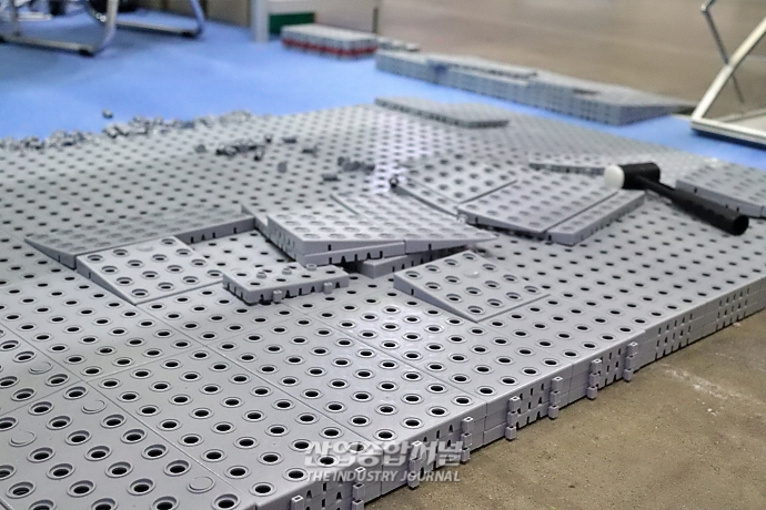 [ROBOT WORLD] 레고형 경사로로 로봇·휠체어 이동 편의성↑ - 산업종합저널 전시회