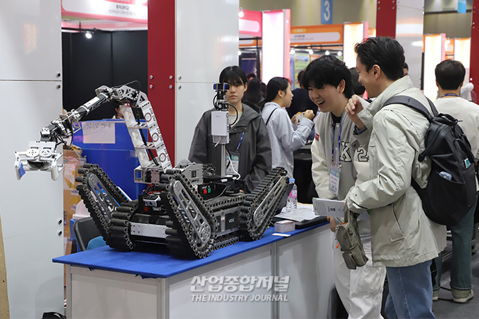 [ROBOT WORLD] 구난, 군사용으로 활용 위한 ‘험지극복 무인로봇’ - 산업종합저널 전시회