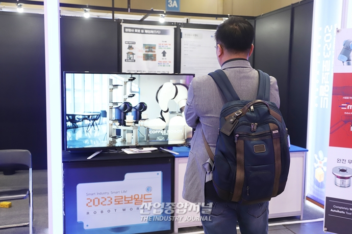 [ROBOT WORLD]로봇이 툴 교체하며 작업 ‘척척’ - 산업종합저널 기계