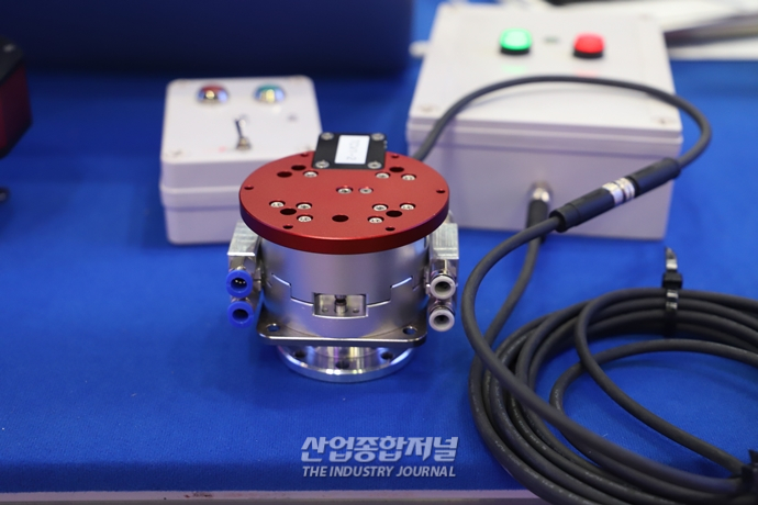 [ROBOT WORLD]로봇이 툴 교체하며 작업 ‘척척’ - 산업종합저널 기계