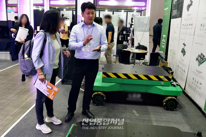 [ROBOT WORLD] 다방향 적재 로봇, 좁은 공간 내 방향 전환 용이 - 산업종합저널 전시회