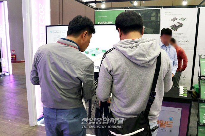 [ROBOT WORLD] 다방향 적재 로봇, 좁은 공간 내 방향 전환 용이 - 산업종합저널 전시회