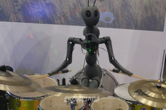 [움짤뉴스] 3가지 악기 활용한 로봇 트리오의 특별한 연주 - 산업종합저널 전시회