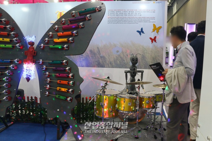 [움짤뉴스] 3가지 악기 활용한 로봇 트리오의 특별한 연주 - 산업종합저널 전시회