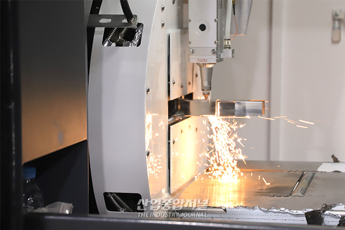 톱과 드릴 대신 레이저로 가공하는 파이프 절단 작업 - 산업종합저널 전시회