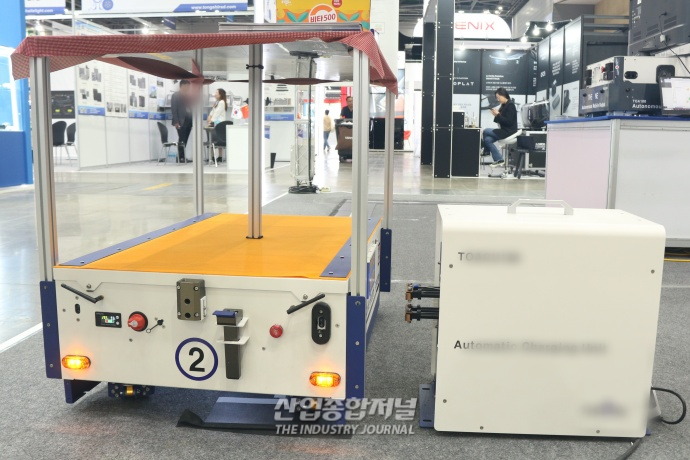 ‘슬라이딩 도킹 방식’ 더한 자동 충전 기술 - 산업종합저널 전시회