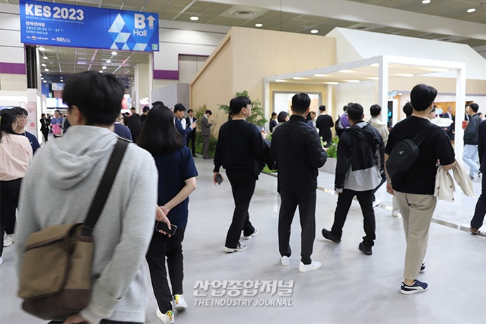 ‘한국전자전’ 개막, 스스로·알아서 해주는 ‘앰비언트’ 기술 주목 - 산업종합저널 전시회