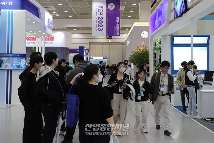 ‘한국전자전’ 개막, 스스로·알아서 해주는 ‘앰비언트’ 기술 주목 - 산업종합저널 전시회
