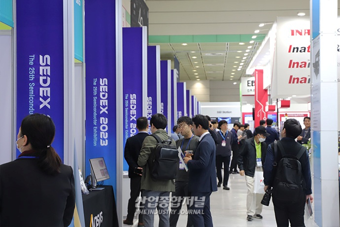 ‘반도체대전(SEDEX)’ 어려운 경기에도 부스 규모 늘어 - 산업종합저널 전시회