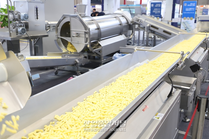 컨베이어 없애고, 기름 다시 짜내고…진화하는 스낵 제조 설비 - 산업종합저널 기계