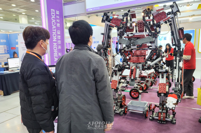 ‘시선 집중’ 로봇, 자전거 조립 키트로 제작