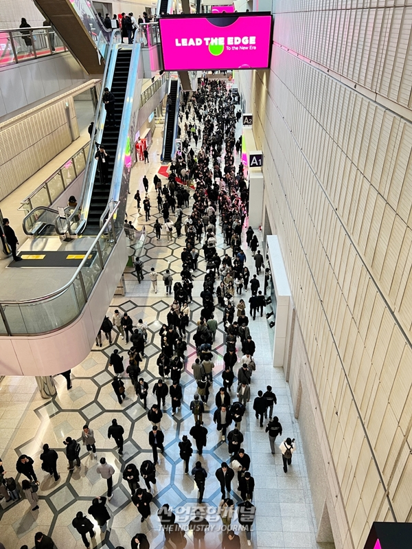 세미콘 코리아 2025 개막, AI·첨단 패키징·반도체 제조 혁신 조명 - 산업종합저널 전시회