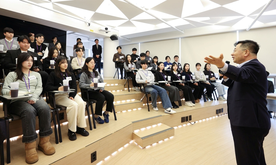 KOTRA, 청년 인턴들과 소통 강화… 글로벌 인재 성장 지원 - 산업종합저널 동향