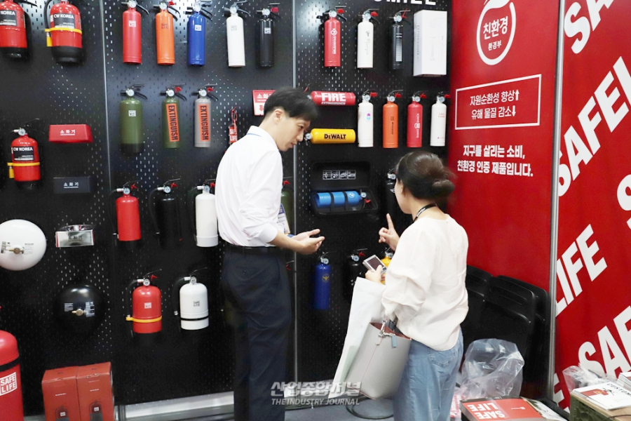세이프라이프, 호스형 소화기 신제품 공개…산업 안전 시장 변화 주도 - 산업종합저널 전시회