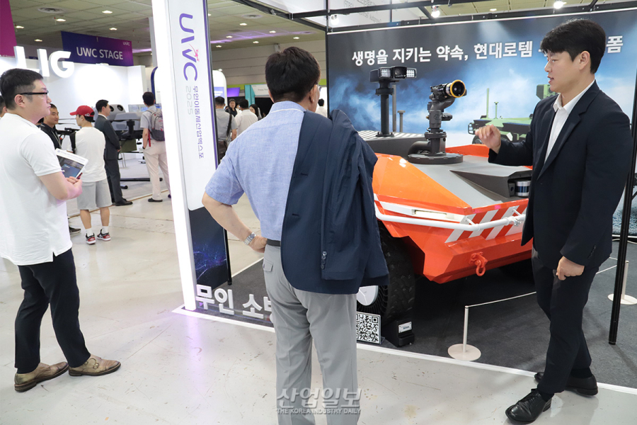 현대로템, 불길 속 진입로 여는 ‘무인 소방 로봇’ 선보여