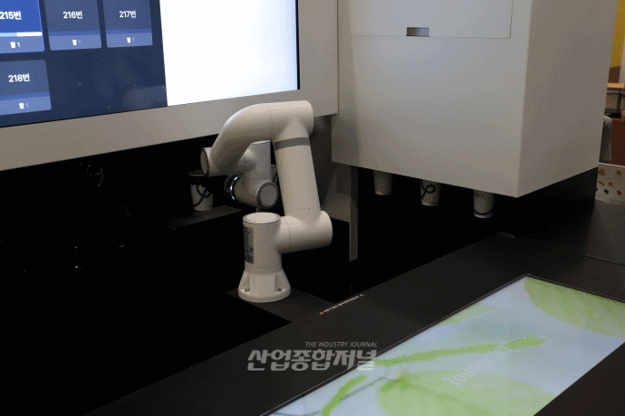 [움짤뉴스] 바리스타 로봇, 40초 만에 아메리카노 한잔 ‘뚝딱’ - 산업종합저널 전시회