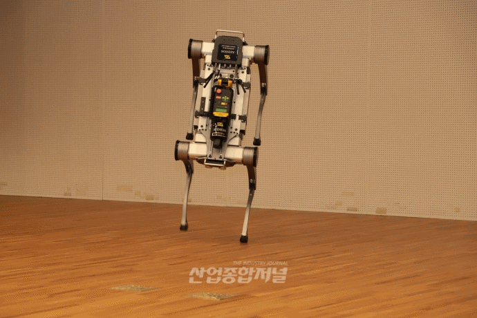 [움짤뉴스] 국회도서관에 등장한 사족보행 로봇, ‘물구나무 재롱’ 눈길 - 산업종합저널 로봇