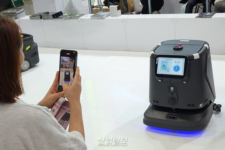 청소·복귀까지 완벽하게…세림로보틱스, AI 청소로봇 시연