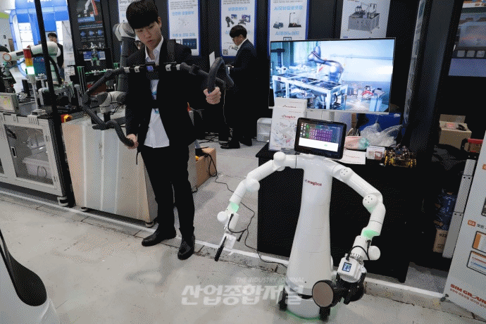 [움짤뉴스] 사용자 동작 ‘따라 하는’ 휴머노이드 로봇 - 산업종합저널 전시회