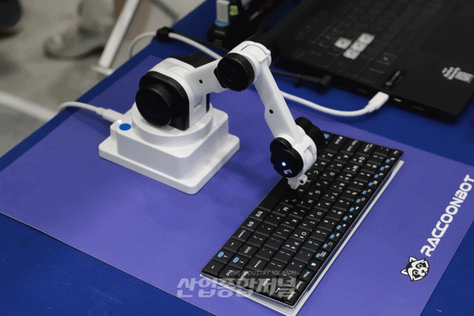 [움짤뉴스] 키보드 누르고, 단체로 움직이는 ‘초소형 협동로봇’ - 산업종합저널 전시회