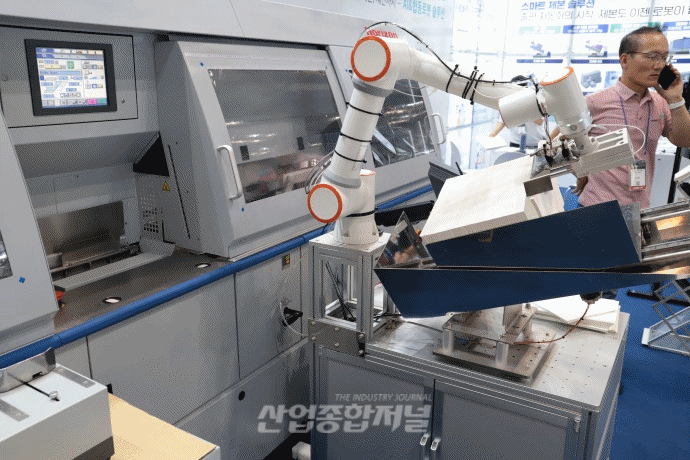 [움짤뉴스] 협동로봇, 제본기에 책자 ‘자동 투입’ - 산업종합저널 전시회